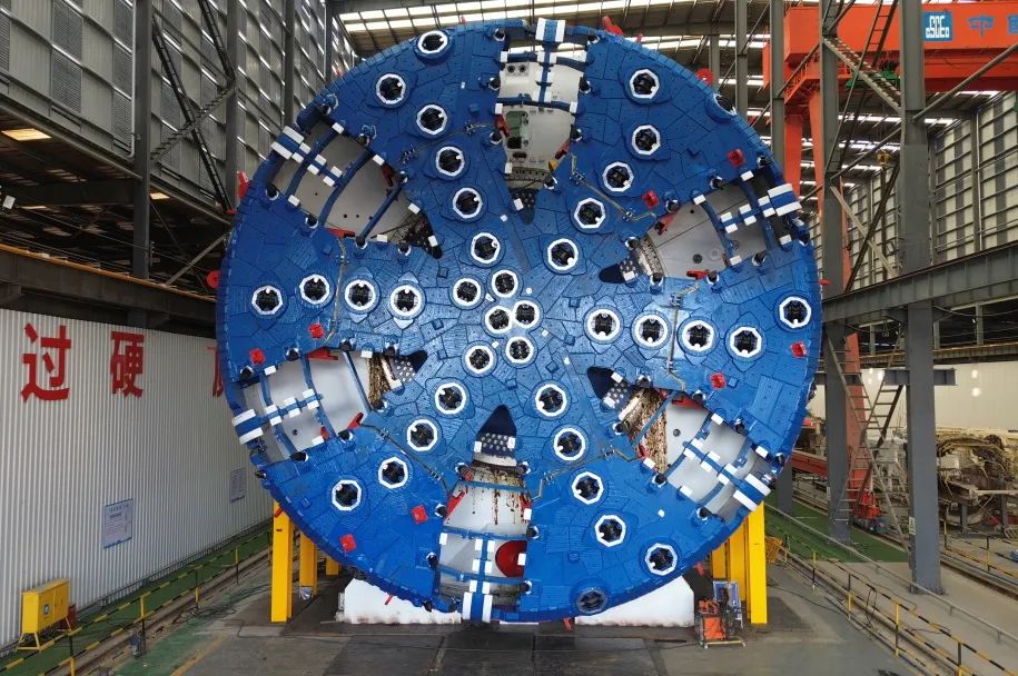 中铁装备联合研制的超大直径双通道泥水平衡盾构机